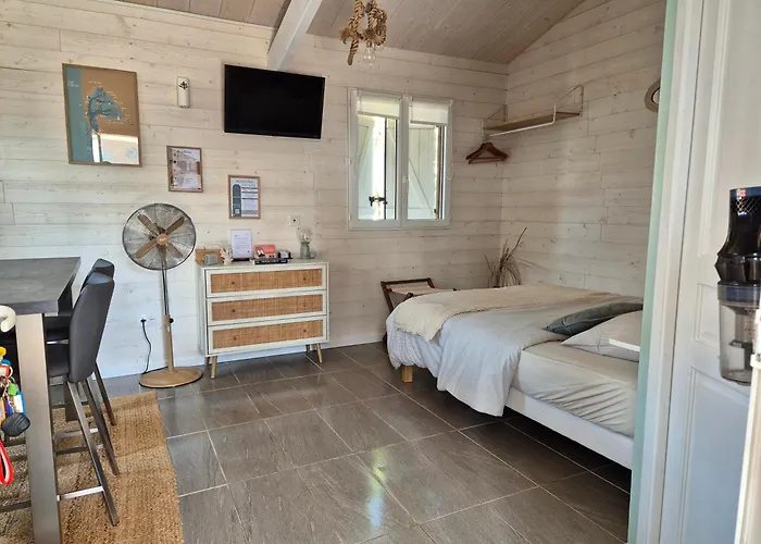 La Cabane De L\'Estran Au Bord De Mer
