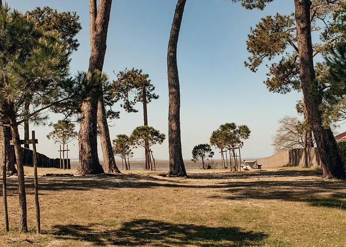 La Cabane De L\'Estran Au Bord De Mer