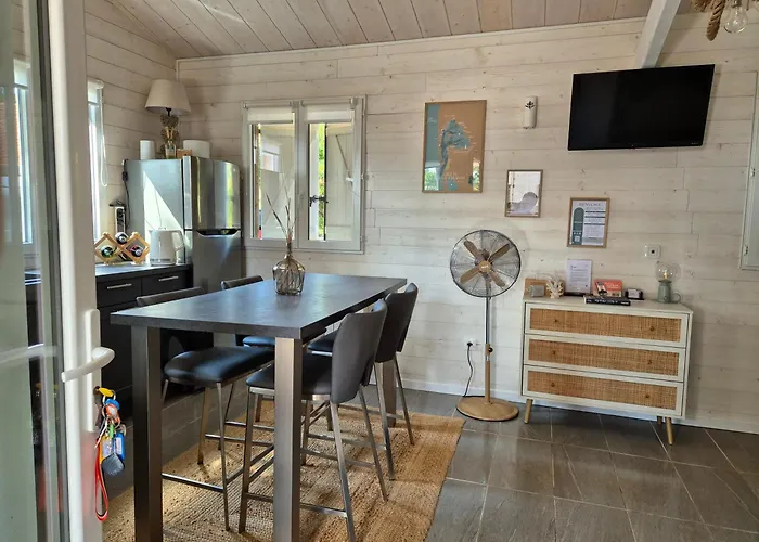 La Cabane De L\'Estran Au Bord De Mer