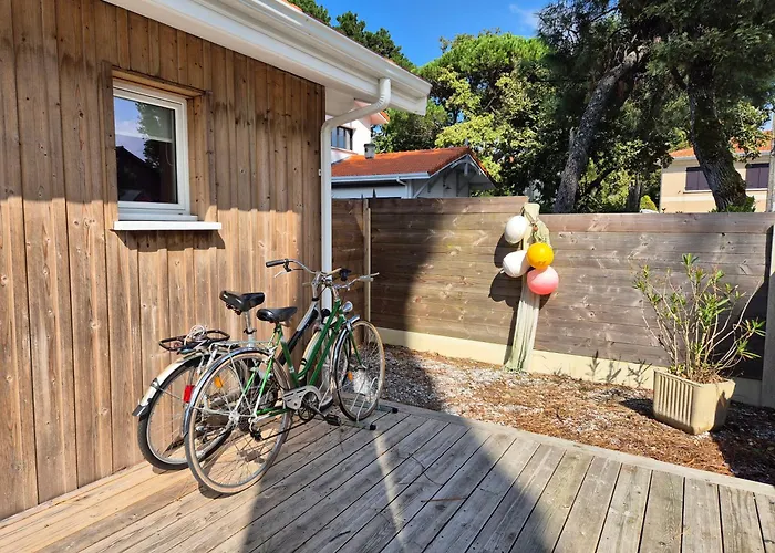 La Cabane De L\'Estran Au Bord De Mer