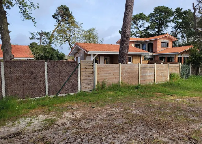 La Cabane De L\'Estran Au Bord De Mer